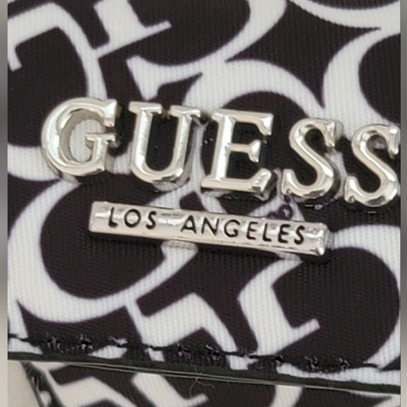 GUESS AIRPODS CASE ! - Picture 9 of 9
